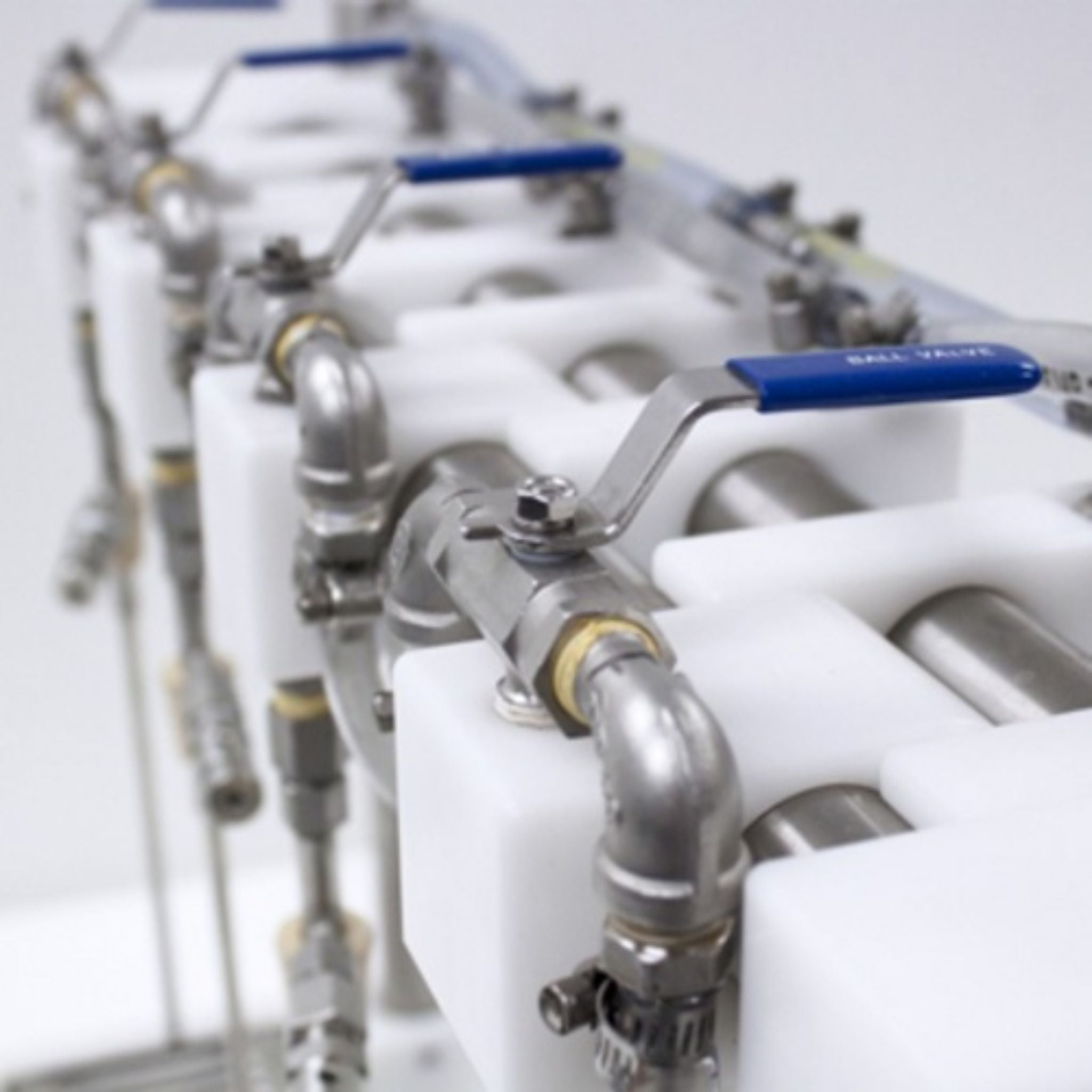 4ヘッド小型卓上ボトルフィラー(MFブランド / カウンタープレッシャー式)