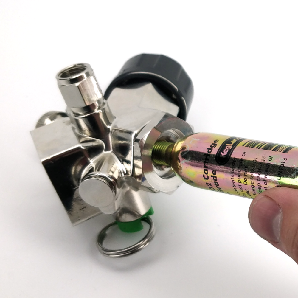 Core 360 ミニCO2レギュレーター カートリッジ接続部