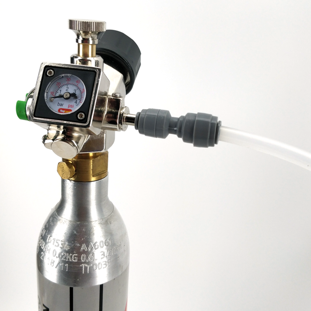 Core 360 ミニCO2レギュレーター ソーダストリームボンベに接続した状態