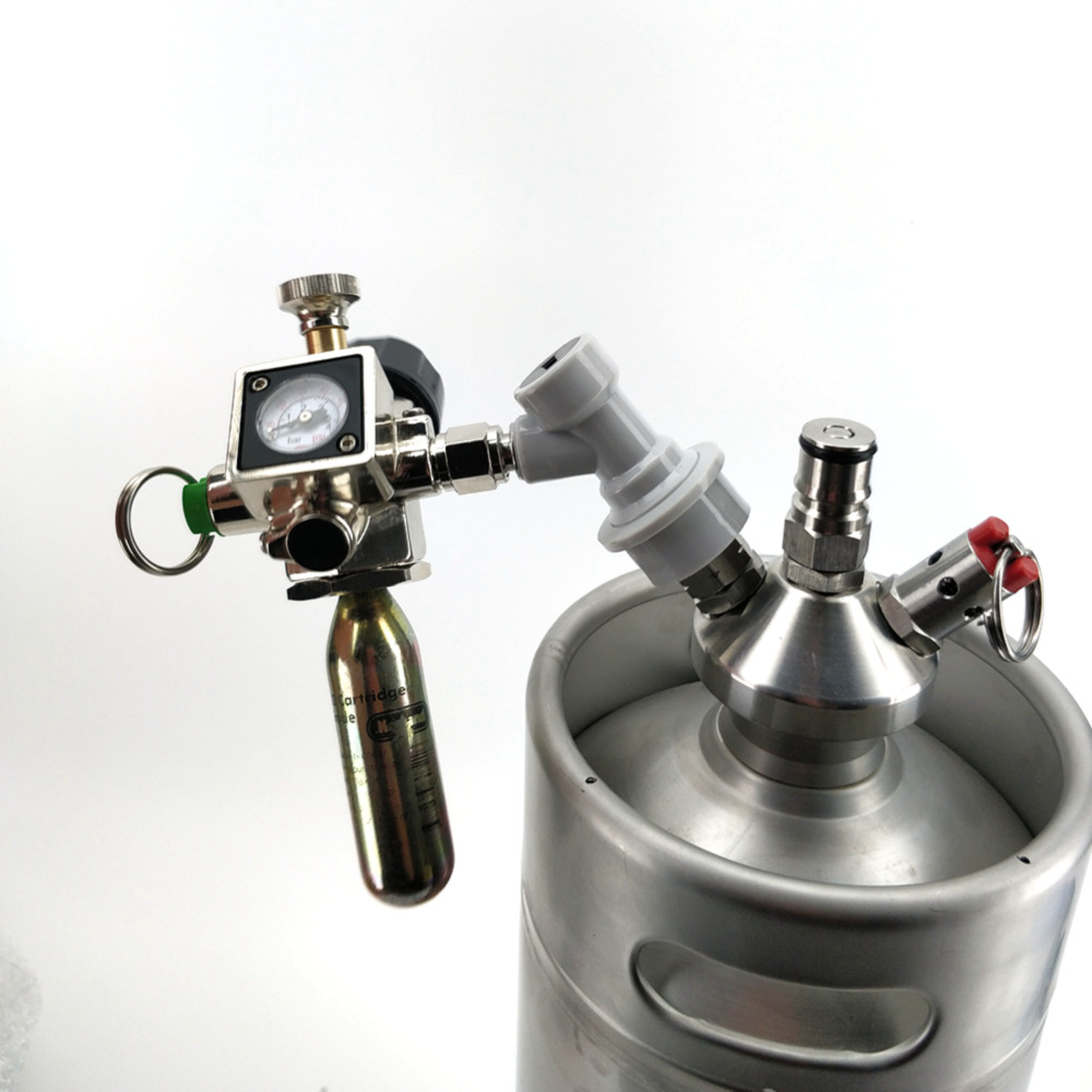 Core 360 ミニCO2レギュレーター デュオタイトバーブを取り付けた状態